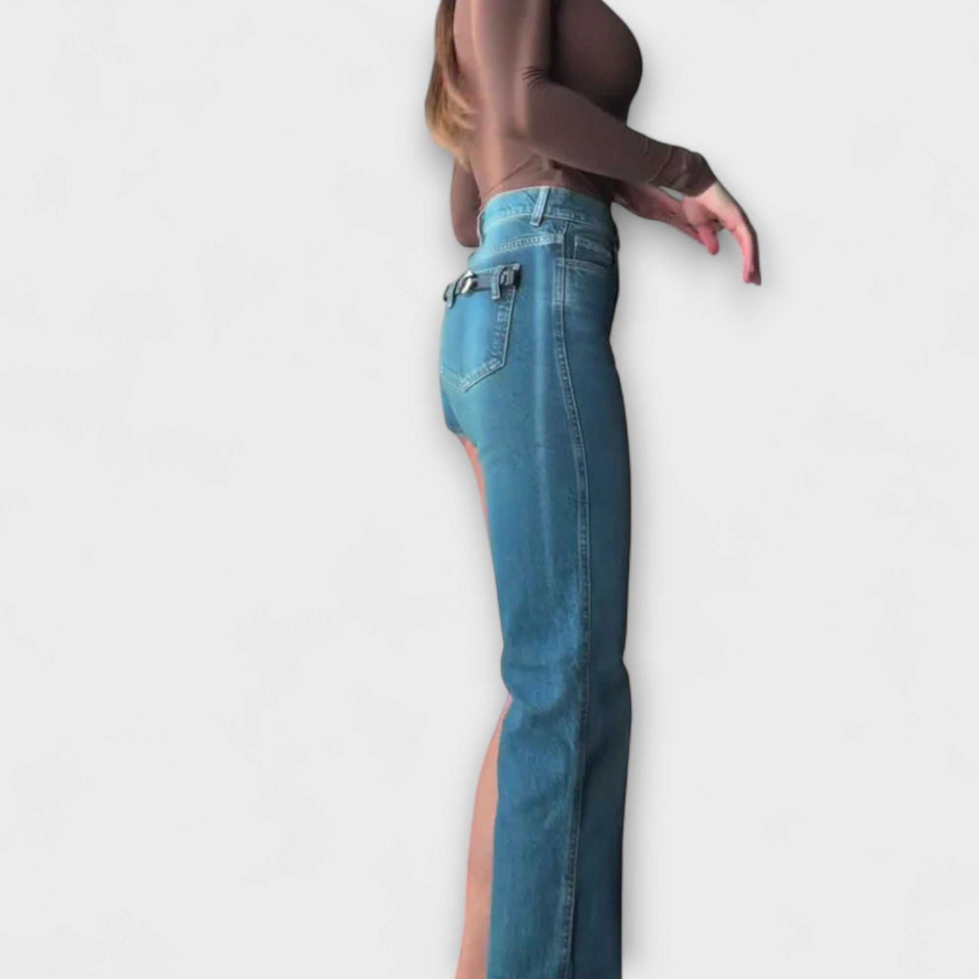 Astra – Trendige asymmetrische Jeansshorts mit einem Schulterträger