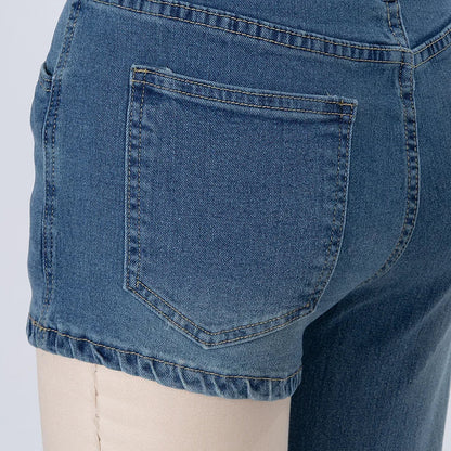 Astra – Trendige asymmetrische Jeansshorts mit einem Schulterträger