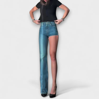 Astra – Trendige asymmetrische Jeansshorts mit einem Schulterträger