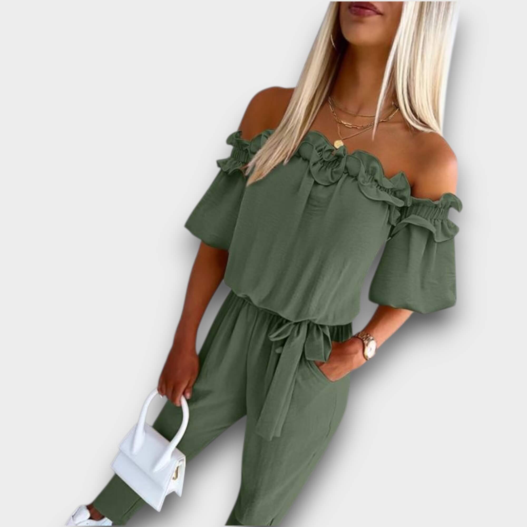 Aria – Schulterfreier Jumpsuit mit Rüschen und Bindegürtel