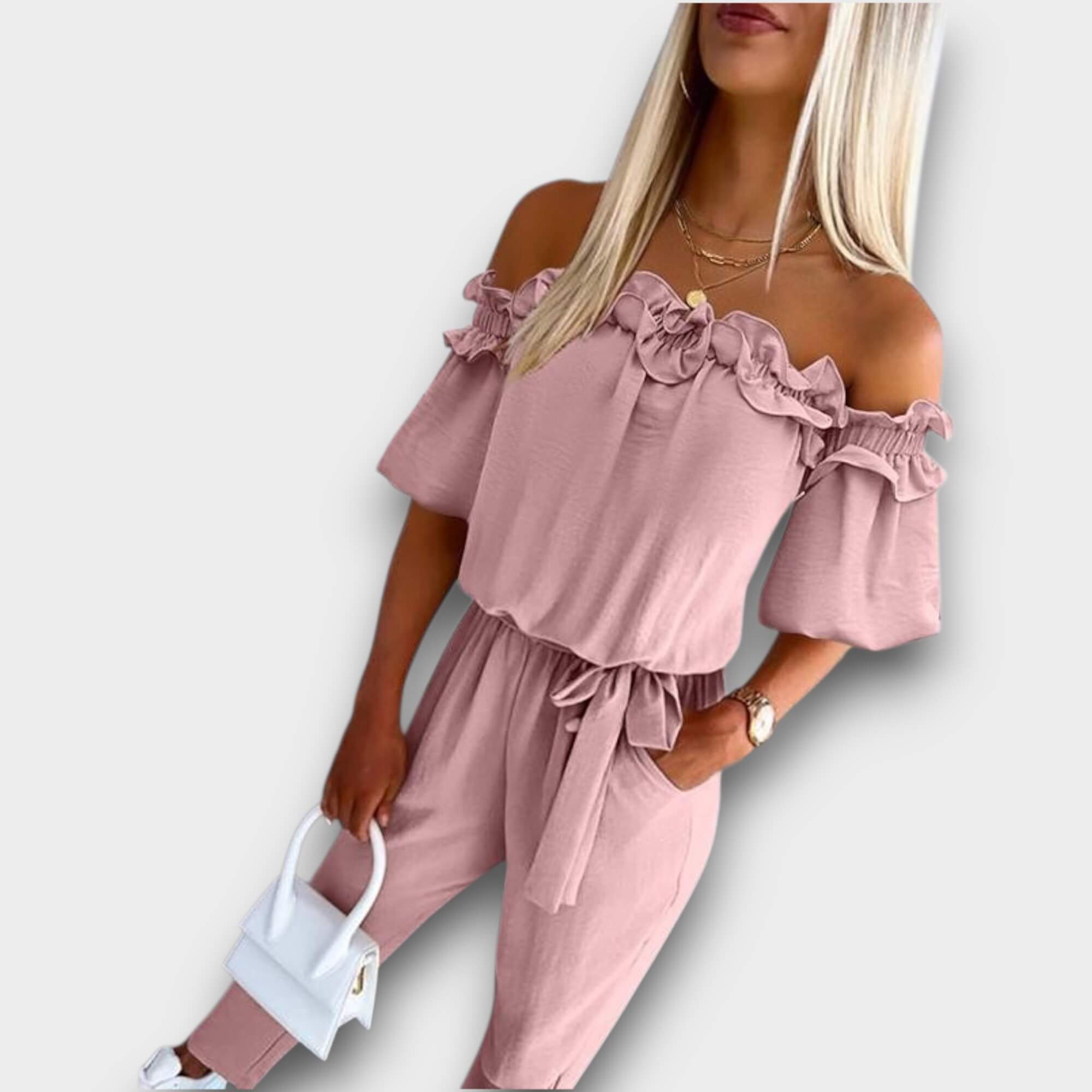 Aria – Schulterfreier Jumpsuit mit Rüschen und Bindegürtel